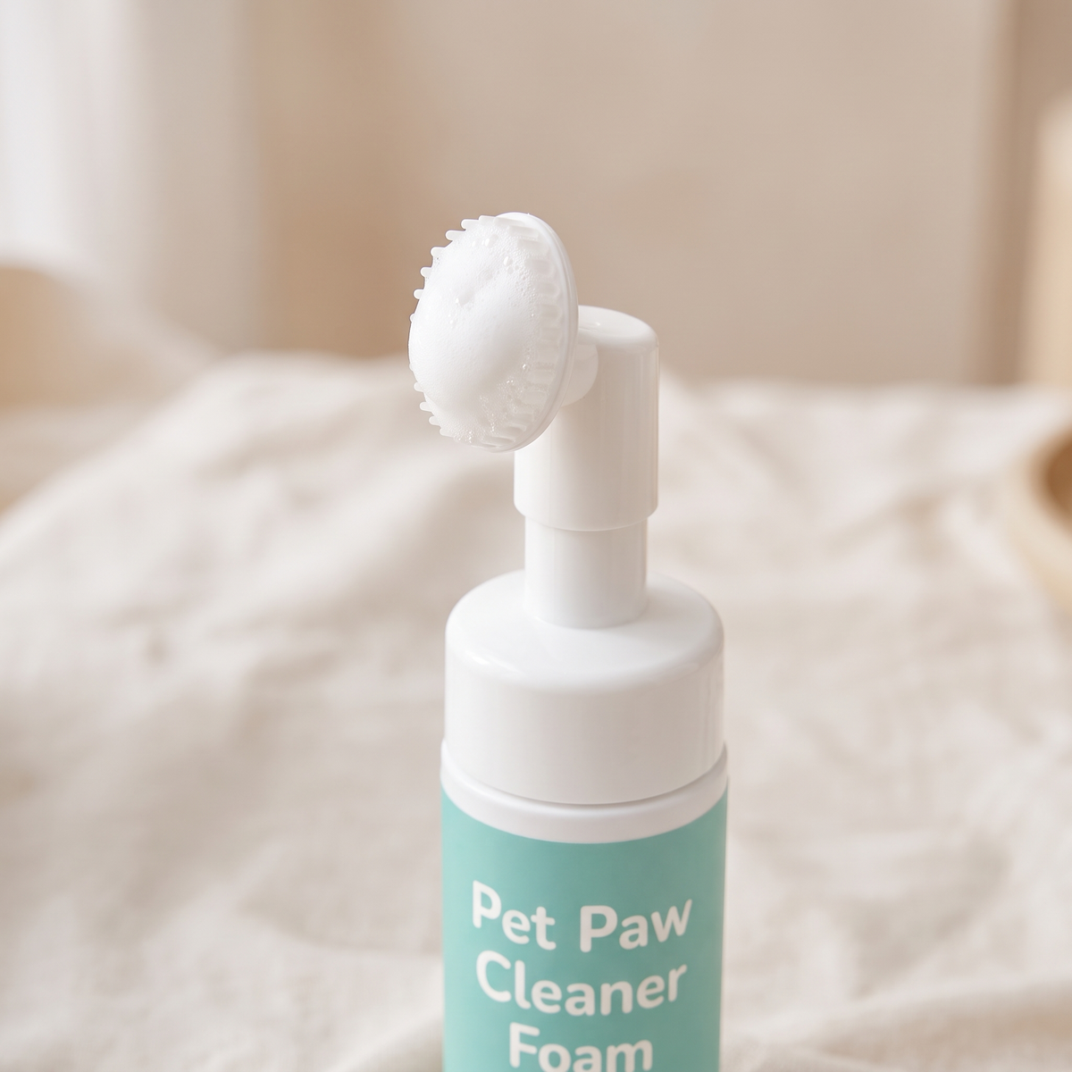 Gros plan sur l'embout brosse en silicone de la mousse nettoyante Pattelin